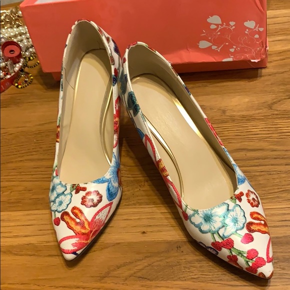 NWT Beautiful heels I ordered from Amazon. - Picture 1 of 8